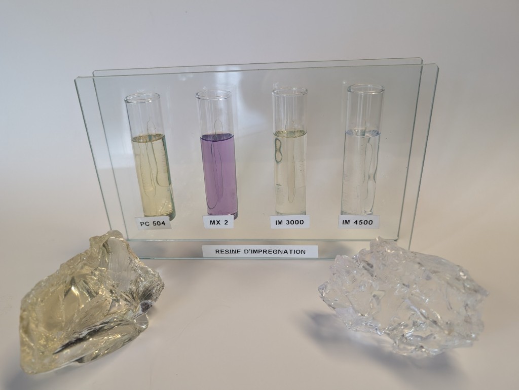 Échantillons de résines d'imprégnation Maldaner (PC 504, MX 2, IM 3000, IM 4500) avec blocs de résine polymérisée